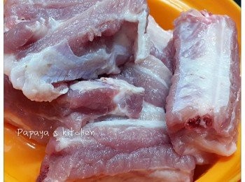 step1: 先將金沙骨洗淨後抹乾，用叉係啲肉上面篤幾下，會比較易入味，用<span class="group_2">醃料</span>醃好金沙骨，最好醃4小時或以上，蒜頭和欖角切碎，備用