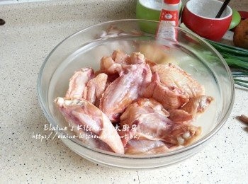 step2: 沖洗乾淨瀝乾水份再抹乾 , 放入大碗內加入醃料拌勻醃1小時