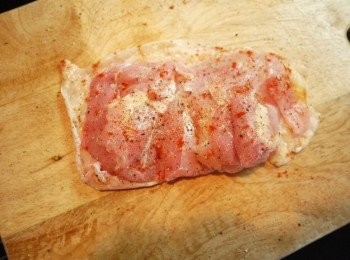 step4: 雞腿排兩面都灑上鹽、黑胡椒、煙燻紅椒粉