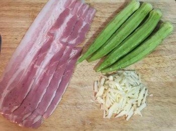 step1: 先煮滾一鍋水，準備燙秋葵。
煮水時，請將秋葵刷洗乾淨備用；起司切成短條狀
。