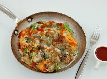 step6: 煎到喜歡的熟度,裝盤淋上醬汁即完成美味的夜市小吃[蚵仔煎]。用料不手軟的蚵仔煎,淋上自製的醬汁超級美味。