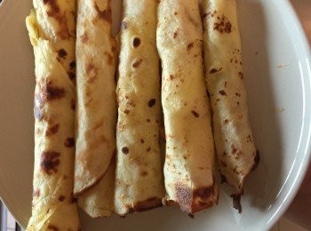 step4: 可取出在盤子上捲成蛋捲狀~才不容易燙到