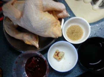 step1: 冰鮮雞洗淨後,將調味料拌勻,將調味料搽勻雞身內外