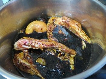 step3: 放入鮮雞中細火煮10分鐘熄火,不要開蓋浸1小時以上將雞浸熟,(脾位要向底)(如雞比較細隻就煮8分鐘)