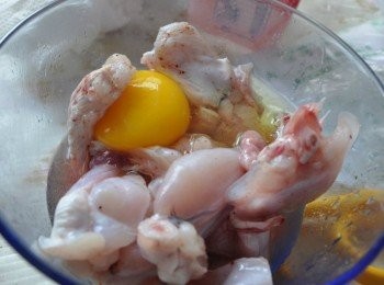 step3: 將適量的【<span class="group_2">醃料</span>】及雞蛋液放入盆中抓捏醃漬約30分鐘