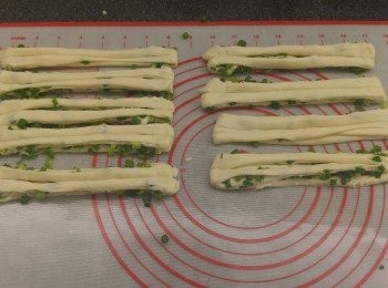 step8: 將麵團再拉長備用。