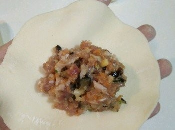 step8: 擀成四周薄中間厚的面皮，包餡