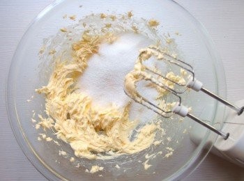 step4: 將奶油放在攪拌盆裡,以攪拌器攪拌成乳霜狀後,再將砂糖倒入混合均勻。