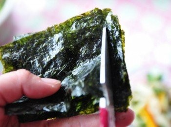 step6: 最後在取出盒內整疊的海苔，剪成一絲絲加入鍋內<span class="group_1">食材</span>