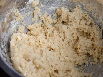 step1: 曲奇撻皮做法： 先將軟身牛油與糖霜拌勻，再加雞蛋拌勻，再篩入麵粉