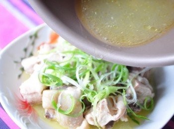 step6: 將雞肉塊取出後，放上蔥絲，並將燉煮的湯汁淋上，待涼後，放入冰箱冷藏約30~60分鐘