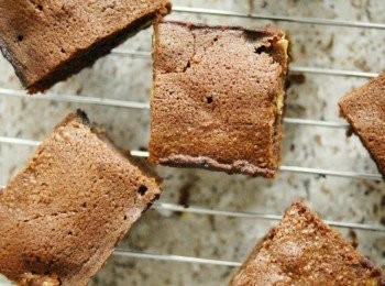 step10: 然後撕開烘焙紙，再將布朗尼放在涼架上，徹底待涼後才切件