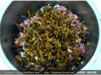 step7: 取一鍋具，放入梅乾菜、絞肉、黑木耳菇菇醬等<span class="group_1">食材</span>，並充分攪拌均勻。