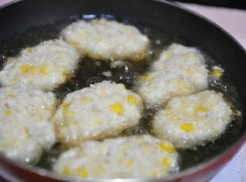 step9: 再將玉米可樂餅放入鍋中半煎半炸式至兩面金黃即可起鍋瀝油
