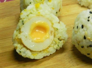 step5: 切開飯團，流出濃濃的起司，真是太美味了！