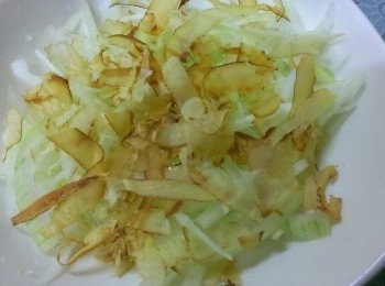 step3: 洋葱鋪底~再來放柴魚片( 就醬加和風醬也很好吃喔~小吃店醬一小盤要30元呢~) 再放上泡好的海芽