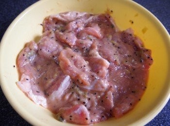 step1: 無骨豬扒以刀背拍鬆後切件，將搗碎的奇異果與其他醃料拌勻豬扒，醃約1至2小時