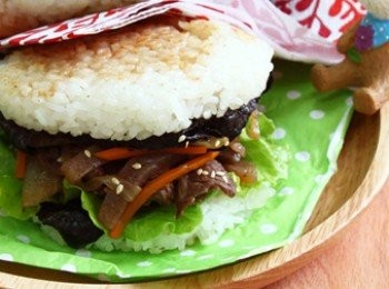 step8: 先將一片米餅當底依序放上海苔、生菜、牛肉蒟蒻、再放上一片海苔蓋上另一片米餅後撒上些許白芝麻即可享用。