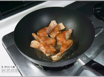 step3: 2.接著起油鍋，將烏魚下鍋以小火煎炸。