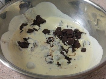 step15: 淡忌廉加熱至80度 （不要煮滾）倒進朱古力粒+砂糖內 ， 待2分鐘， 其間不要攪動。