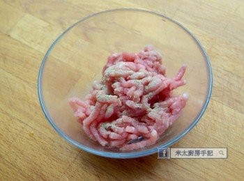 step2: 用少許酒和胡椒粉醃豬肉。