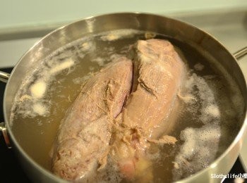 step3: 煮一鍋水滾之後將牛腱川燙血水約5分鐘後取出備用