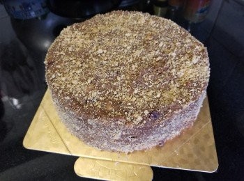 step9: 先做餅底 , 將曲奇餅壓碎 , 用 30 克牛油溶解後 , 倒入曲奇餅碎撈混 , 再平均放入模具壓平 , 再放入雪櫃冷凍定形備用 .