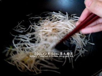 step1: 銀芽放入水中拌勻灼30秒後盛起 , 用水沖一沖洗及瀝乾