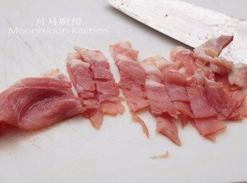 step1: 1.煙肉切粒，鮮冬菇去蒂切片。