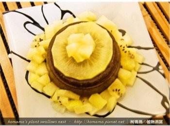 step3: 隨後在黑木耳健康凍的上層與四周，放入切成丁狀與片狀的奇異果。