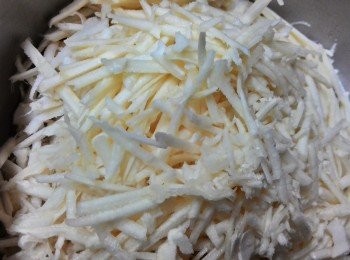 step1: 將香菇切絲~筍子刨絲備用