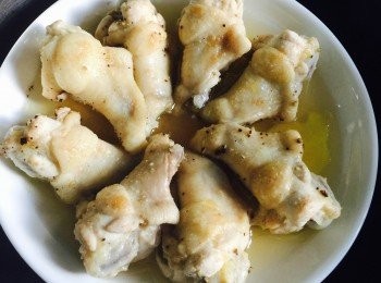 step3: 取碟先放薑片，再鋪上雞槌蒸10分鐘即成。