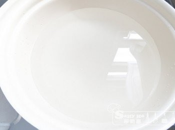 step3: 糖加水煲滾，慢慢加入粟粉水，不停拌勻