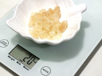 step9: 每做四兩的辣椒就放入一湯匙的冰糖。平均來說, 會在20克左右。