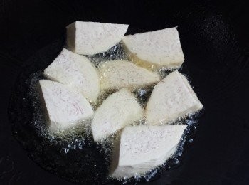 step2: 將香芋放入滾油中炸至金黃色。