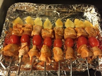 step4: 把雞肉粒, 車厘茄和菠蘿串好, 預熱220度
