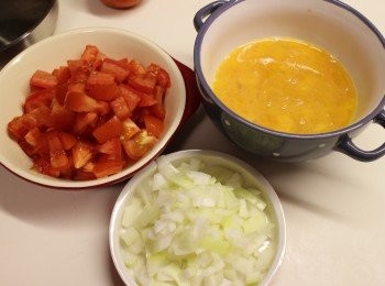 step1: 蕃茄, 洋蔥切粒, 雞蛋用調味(1) 撈勻