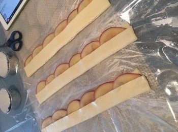 step5: 於酥皮上半部排列蘋果片，互相重疊。