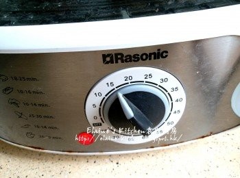 step5: 1隻鹹蛋及1隻鹹蛋黃放入電蒸鍋內隔水蒸15分鐘