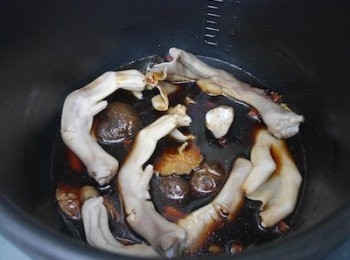 step3: 燒熱鍋，爆香薑片，冬菇後加入智能煲
把所有材料及調味加入智能煲，加入冬菇水至剛剛蓋過材料，若不夠就另加水
之後關好煲蓋按『筋腩』，如不想太淋就自選20-25分鐘，