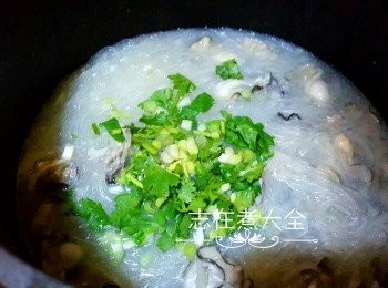 step4: 加入粉絲及蠔仔，水滾後加煮3分鐘，熄火後加入蔥粒及芫荽粒拌勻