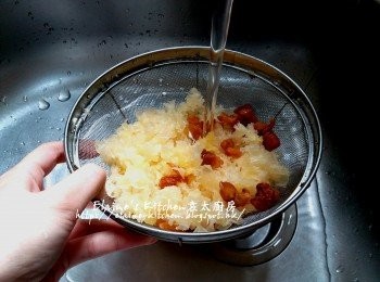 step1: 紅棗去核 , 雪耳浸水至軟身後剪碎 , 連同圓肉一起用水沖一沖洗及瀝乾