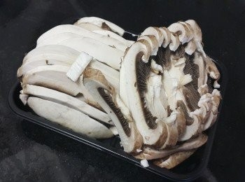 step1: 大蘑菇用濕布，抹去表面污垢，切件大火煎封備用