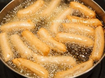 step5: 接著將魚漿放進擠花袋中，擠出你要的長條狀並下鍋油炸。