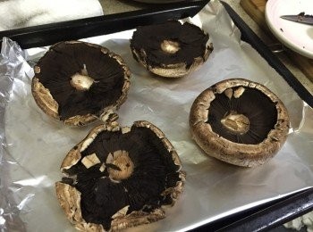 step2: 先將磨菇用濕布抹，不要沖水(否則會出水沖走磨菇味道)，煙肉切細粒，蕃茄去皮切粒備用