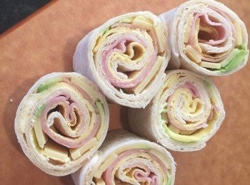 step5: 捲好之後，切去頭尾，再切成5小卷