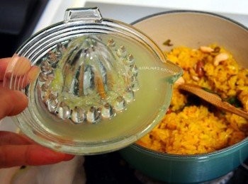 step14: 加入半顆檸檬汁，接著關火，持續拌勻所有<span class="group_1">食材</span>