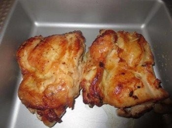 step3: 鍋燒熱油，將雞腿半煎炸至兩面金黃八成熟，放到烤盤上，將醬汁淋上，撒上椰絲，放入已預墊的焗爐以 220 度焗 8-10 分鐘至金黃色就可。