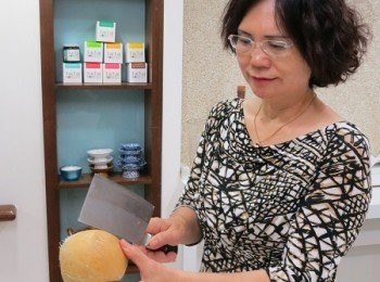 step6: 來! 用刀背敲椰子殼/https://www.youtube.com/watch?v=0UIZg0fcfr0