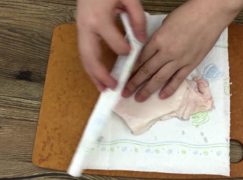 step2: 抹乾肥豬肉備用。